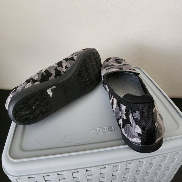 Clarks "Carly Dream" Loafer Flats Black/Grey Camo Knit Women's Size 8 - Picture 4 of 4